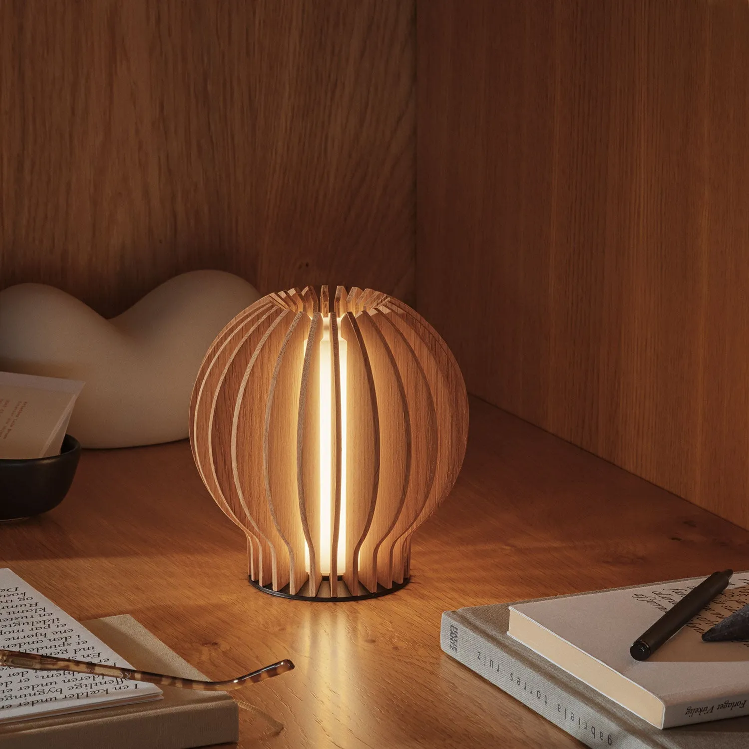 eva solo | radiant round portable table lamp | oak - DC