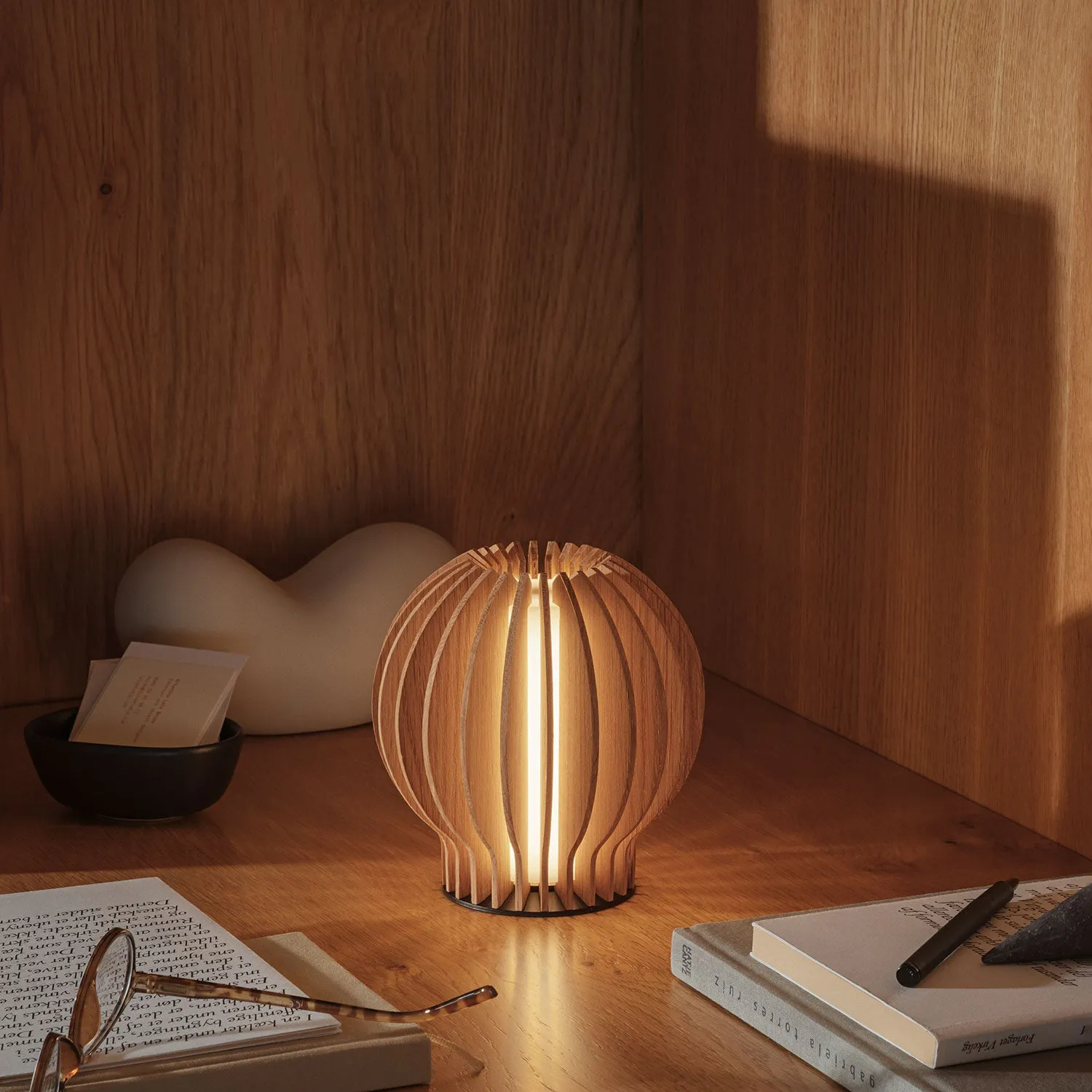 eva solo | radiant round portable table lamp | oak - DC