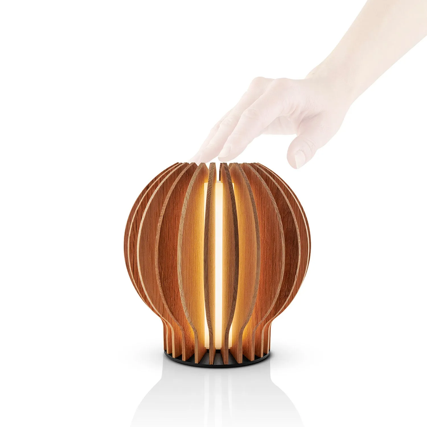 eva solo | radiant round portable table lamp | oak - DC