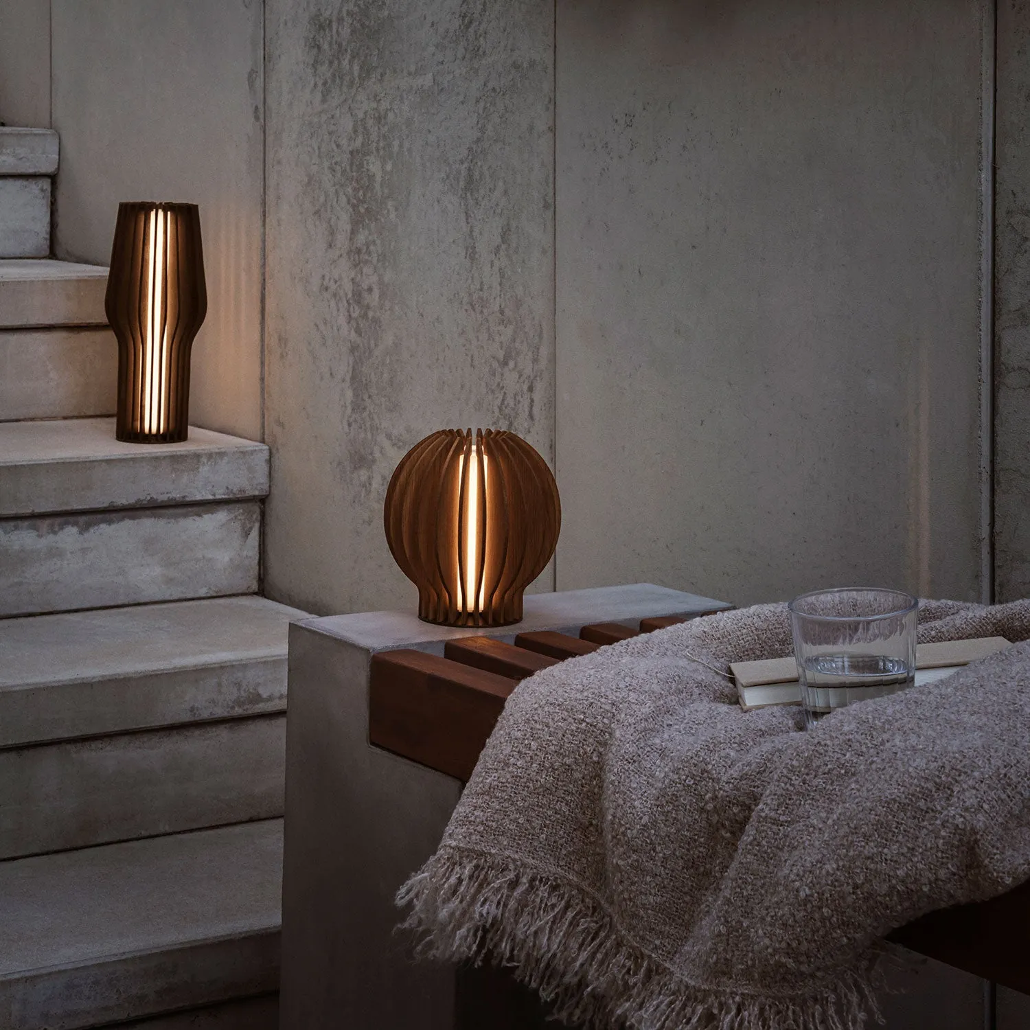 eva solo | radiant round portable table lamp | smoked oak - DC