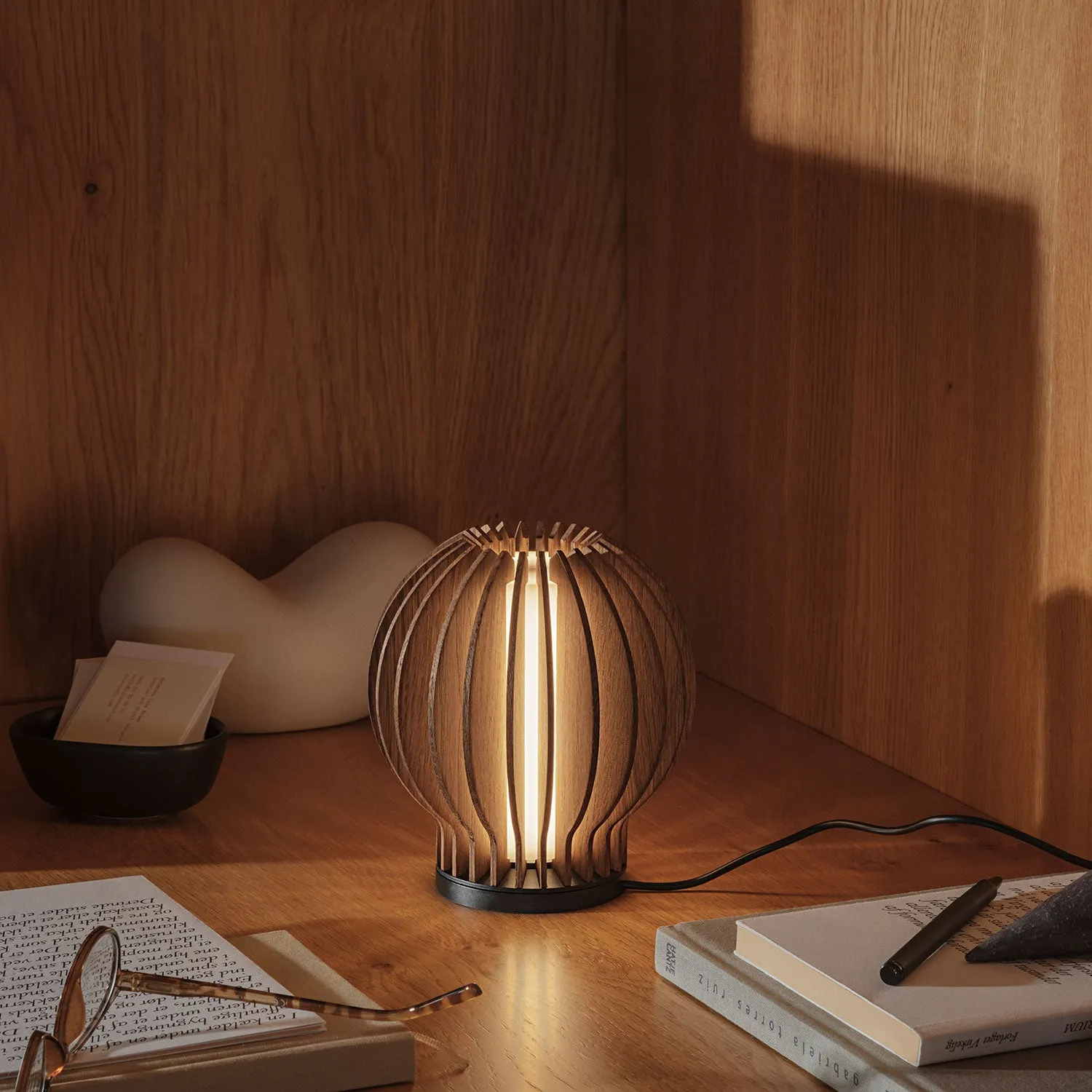 eva solo | radiant round portable table lamp | smoked oak - DC
