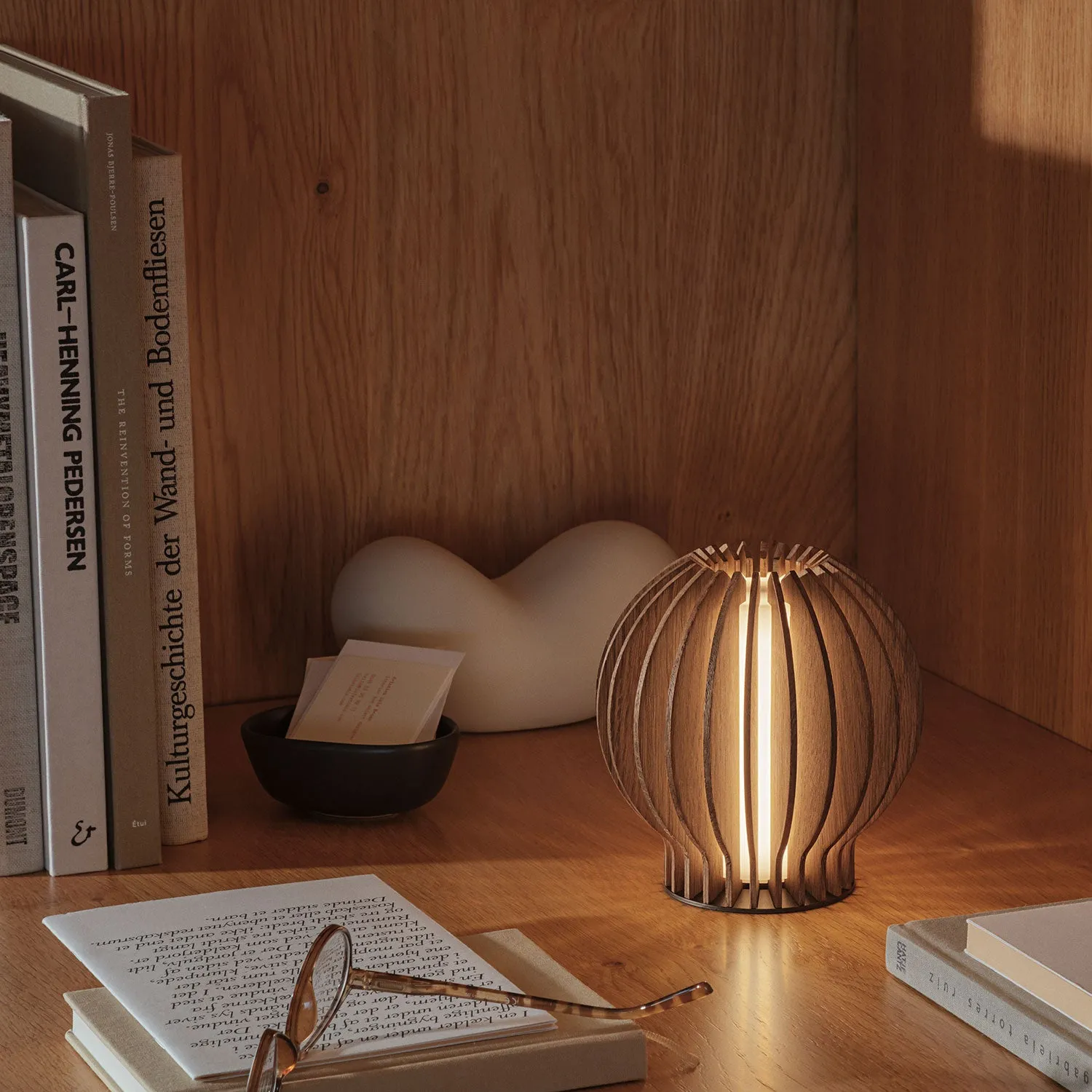 eva solo | radiant round portable table lamp | smoked oak - DC