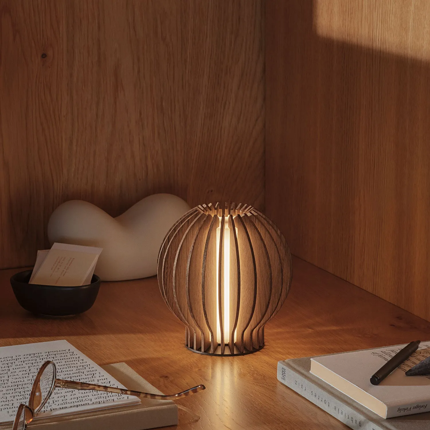 eva solo | radiant round portable table lamp | smoked oak - DC